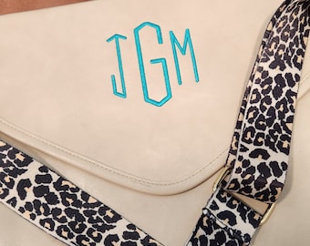 Bolso bandolera Jaelee Monogram de piel vegana con correa de leopardo.