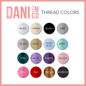 Puede incluir: Una tabla de colores de hilo con el texto "DANIEM CO THREAD COLORS" en la parte superior. Los colores est&aacute;n dispuestos en cuatro filas de cuatro c&iacute;rculos cada una. Los colores son: blanco, crema, negro, gris, plata, oro, azul hielo, menta, azul verdoso, lila, morado, rubor, rosa, rojo, marr&oacute;n y espresso.