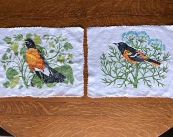 Set of 2 Vintage SB White Linen Placemats with Beautiful Bird Illustrations of Robin and Oriole in Green Floral