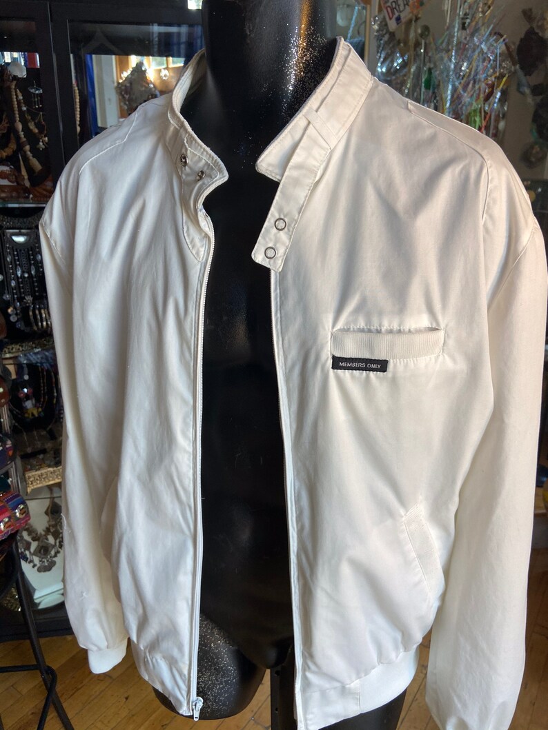 90\u2019s Men\u2019s members only jacket