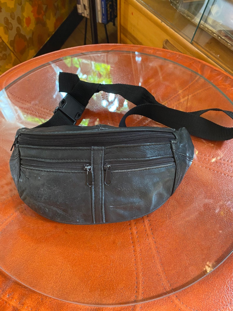 90s Vintage Black Leather Fanny Pack, Travel Bag image 2