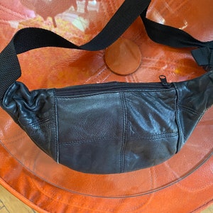 90s Vintage Black Leather Fanny Pack, Travel Bag image 5