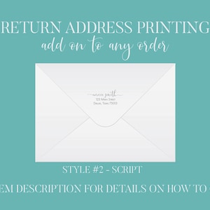 Op de afbeelding: Een witte envelop met een retouradres gedrukt in een schrijflettertype. Het adres luidt "annie smith, 123 Main Street, Dallas, Texas 75013". De tekst "STYLE #2 - SCRIPT" is onder de envelop gedrukt.