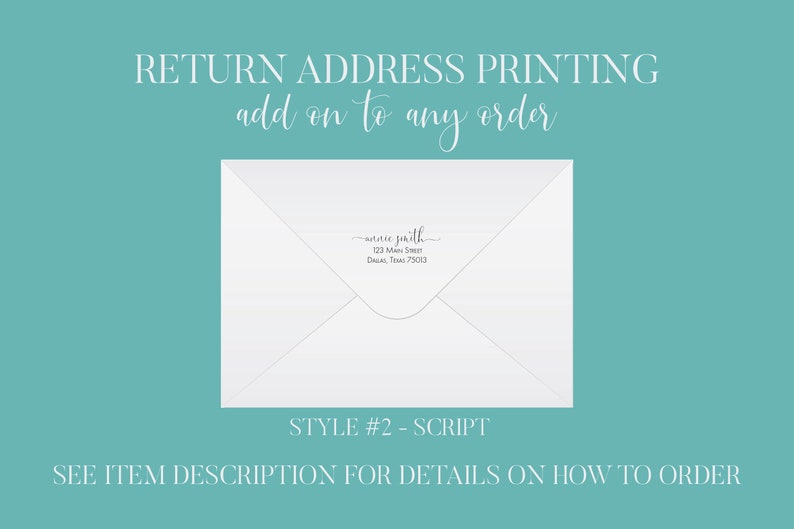 Op de afbeelding: Een witte envelop met een retouradres gedrukt in een schrijflettertype. Het adres luidt "annie smith, 123 Main Street, Dallas, Texas 75013". De tekst "STYLE #2 - SCRIPT" is onder de envelop gedrukt.