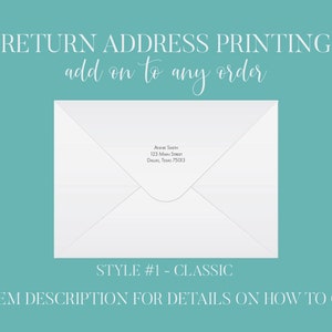 Op de afbeelding: Een witte envelop met een retouradres in een klassieke stijl. Het adres luidt "Ava Smith, 123 Main Street, Dallas, Texas 75013". De tekst "RETURN ADDRESS PRINTING add on to any order" staat bovenaan de afbeelding. De tekst "STYLE #1 - CLASSIC" staat onder de envelop. De tekst "SEE ITEM DESCRIPTION FOR DETAILS ON HOW TO ORDER" staat onderaan de afbeelding.