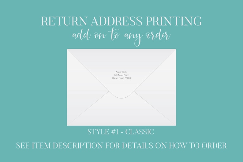 Op de afbeelding: Een witte envelop met een retouradres in een klassieke stijl. Het adres luidt "Ava Smith, 123 Main Street, Dallas, Texas 75013". De tekst "RETURN ADDRESS PRINTING add on to any order" staat bovenaan de afbeelding. De tekst "STYLE #1 - CLASSIC" staat onder de envelop. De tekst "SEE ITEM DESCRIPTION FOR DETAILS ON HOW TO ORDER" staat onderaan de afbeelding.