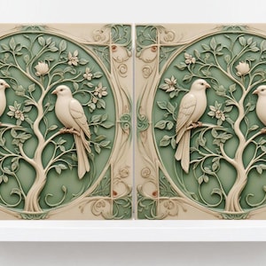 Può includere: Due piastrelle in ceramica bianca con un design in rilievo di un albero con due uccelli appollaiati sui rami. L'albero e gli uccelli sono circondati da un bordo decorativo.