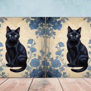 Puede incluir: Dos gatos negros con ojos amarillos se sientan sobre un fondo crema con diseños florales azules. Los gatos están mirando hacia adelante y tienen una expresión seria.