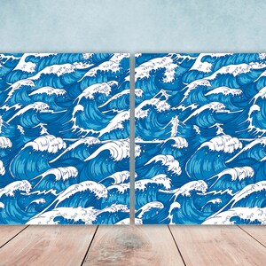 Puede incluir: Un patrón sin costuras de olas azules y blancas. Las olas están estilizadas y se asemejan a las estampas tradicionales japonesas en madera.