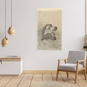 Könnte beinhalten: Ein japanischer Holzschnitt in Schwarzweiß, der einen Affen zeigt, der in einem Feld mit hohem Gras sitzt. Der Affe schaut zur Seite und scheint sich zu putzen.
