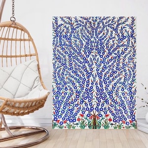 Op de afbeelding: Een blauwe en witte keramische tegel met een bloemenmotief. De tegel heeft een gestileerde boom met blauwe bloemen en rode accenten. De tegel is een traditioneel Turks ontwerp.