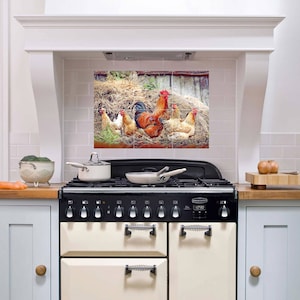 Puede incluir: Un conjunto de azulejos para salpicaduras de cocina con una imagen colorida de un gallo y gallinas en un entorno de corral. Los azulejos están dispuestos en una cuadrícula y son adecuados para usar en una cocina u otras áreas del hogar.