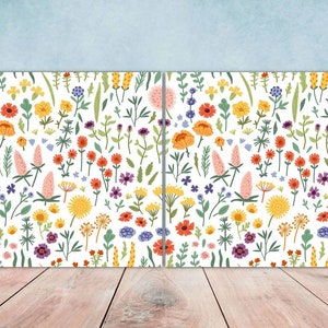 Könnte beinhalten: Ein nahtloses Muster mit einer Vielzahl von bunten Blumen und Blättern auf weißem Hintergrund. Die Blumen sind in den Farben Rosa, Gelb, Orange und Rot gehalten, die Blätter sind grün. Das Muster eignet sich perfekt für die Verwendung in einer Vielzahl von Bastelprojekten, wie z. B. Scrapbooking, Kartenherstellung und Stoffdesign.