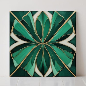 Könnte beinhalten: Quadratische Kunstwerk mit einem symmetrischen floralen Design in Grün-, Weiß- und Goldtönen. Das Kunstwerk hat einen dunkelgrünen Hintergrund mit einem zentralen blütenartigen Muster. Goldene Linien umreißen das Design und erzeugen einen auffälligen visuellen Kontrast.