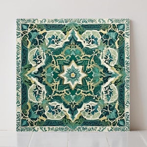 Puede incluir: Arte mural cuadrado con un diseño simétrico detallado en tonos turquesa, verde y crema. La obra de arte presenta un patrón intrincado y en capas con un motivo central de estrella y bordes ornamentados. El estilo general recuerda a los azulejos tradicionales.