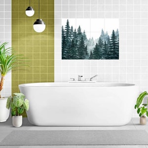 Könnte beinhalten: Eine weiße Badewanne mit einem verchromten Wasserhahn und einem Aquarellbild eines Waldes an der Wand dahinter. Auf dem Boden stehen zwei Topfpflanzen, eine auf jeder Seite der Wanne.