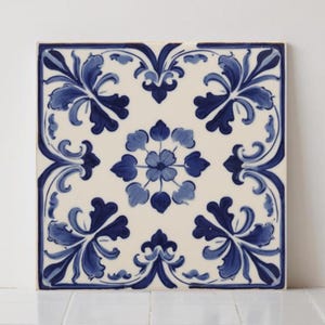 Azulejo de cerámica español con forma de flor, decoración de pared floral mediterránea azul, acento vintage para salpicadero de cocina,