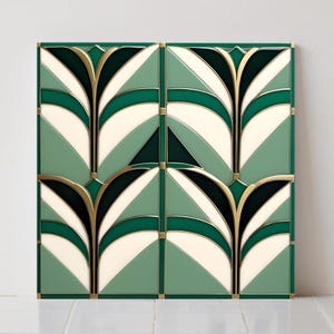 Könnte beinhalten: Quadratische Dekorplatte mit einem sich wiederholenden Art-Deco-Muster. Das Design zeigt ein stilisiertes Blumenmotiv in Grün, Weiß und Schwarz, akzentuiert mit goldenen Zierleisten. Die Platte ist in vier Abschnitte unterteilt und erzeugt ein geometrisches und elegantes Design.