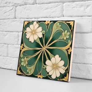 Puede incluir: Un azulejo cuadrado con fondo verde y un diseño floral dorado. El diseño presenta flores blancas con centros amarillos y hojas doradas.