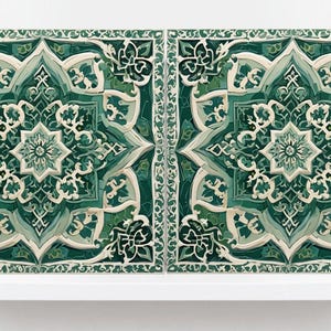 Puede incluir: Dos azulejos cuadrados verdes y blancos con intrincados patrones florales. Los azulejos tienen un diseño en relieve texturizado y están enmarcados por un borde blanco.
