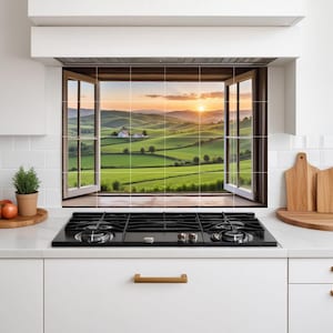 Puede incluir: Un protector contra salpicaduras de cocina con una vista panorámica de un paisaje toscano a través de una ventana abierta. La imagen muestra colinas verdes onduladas, un sol poniente y una granja. La cocina tiene una encimera negra y armarios blancos.