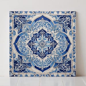 Può includere: Un set di tre tazze in ceramica con finitura opaca e macchiettata. Le tazze sono nei toni del crema, grigio chiaro e grigio scuro. Ogni tazza ha un design semplice e minimalista e un manico arrotondato.