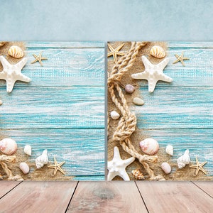 Op de afbeelding: Twee blauwe houten panelen met een touw, schelpen en zeesterren die op een zanderig oppervlak zijn gerangschikt. De panelen zijn geplaatst tegen een lichtblauwe achtergrond.