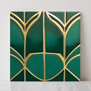 Può includere: Piastrella decorativa verde smeraldo con dettagli dorati. La piastrella presenta un motivo floreale stilizzato ripetuto con linee curve e una finitura lucida. I contorni dorati creano un contrasto sorprendente sullo sfondo verde scuro. La piastrella è quadrata.