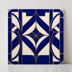 Puede incluir: Azulejo cerámico cuadrado con un diseño geométrico en azul marino, crema y plateado. El patrón presenta formas simétricas, incluyendo arcos, triángulos y formas de diamante. El azulejo tiene un acabado brillante y es adecuado para diversas aplicaciones de diseño de interiores.