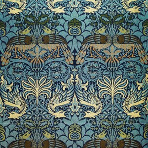 Puede incluir: Un patrón repetitivo de pájaros estilizados y motivos florales en tonos azules, verdes, amarillos y naranjas. El diseño recuerda al estilo Art Nouveau.