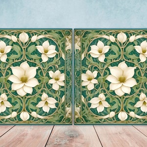 Op de afbeelding: Twee vierkante panelen met een herhalend patroon van witte bloemen en groene bladeren op een teal achtergrond. Het ontwerp doet denken aan de Art Nouveau-stijl.