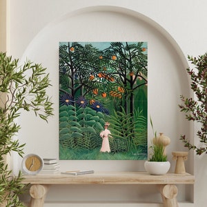 Puede incluir: Una pintura de una mujer con un vestido blanco caminando por una exuberante jungla verde con árboles frutales naranjas. La pintura está en un estilo estilizado, casi de dibujos animados, con colores llamativos y formas simples.