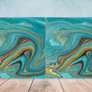 Może przedstawiać: Abstrakcyjny wydruk artystyczny z wirującymi niebieskimi, zielonymi i złotymi farbami. Wydruk ma błyszczącą fakturę i jest oprawiony w białą ramę.