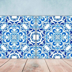 Peut inclure: Deux carreaux bleus et blancs à motifs complexes. Les carreaux sont disposés côte à côte et ont un fond blanc avec des motifs floraux bleus.