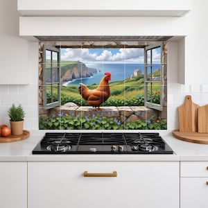 Puede incluir: Un protector contra salpicaduras de cocina con una vista escénica a través de una ventana de piedra. Un gallo marrón está de pie sobre un muro de piedra, con vistas a un paisaje costero con acantilados, el océano y un pequeño edificio. El cielo es azul con nubes.