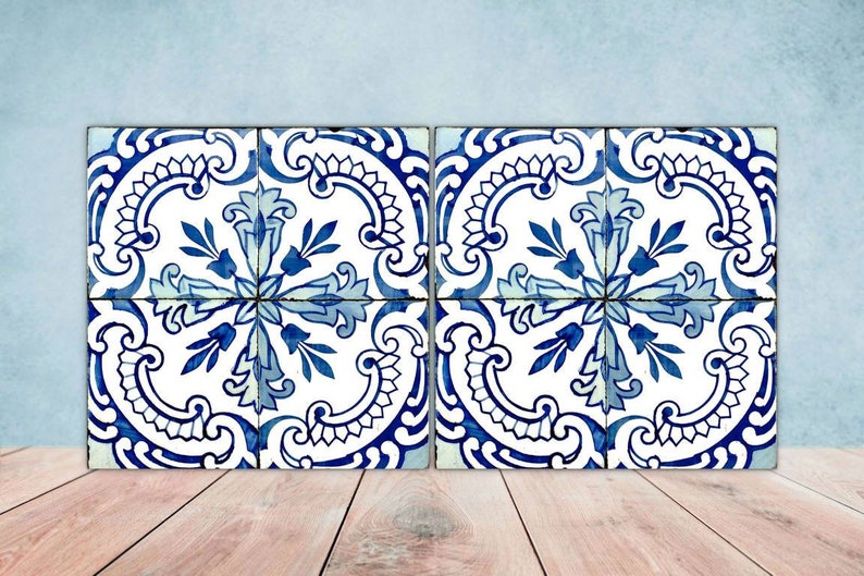 Puede incluir: Cuatro azulejos de cer&aacute;mica azul y blanco con un patr&oacute;n floral. Los azulejos est&aacute;n dispuestos en forma de cuadrado.