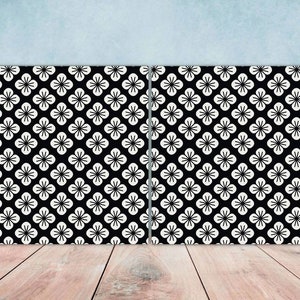 Peut inclure: Motif géométrique noir et blanc avec un motif répété de formes de trèfles à quatre feuilles. Le motif est sur deux panneaux carrés.