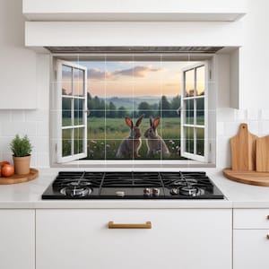 Puede incluir: Un mural de azulejos para salpicadero de cocina con una vista panorámica a través de una ventana. Dos conejos están en un campo de flores silvestres. La ventana está abierta, revelando un amanecer sobre un campo verde y árboles.
