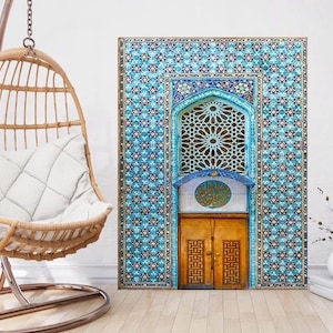 Op de afbeelding: Een blauwe en witte betegelde boog met een houten deur. De boog is versierd met ingewikkelde geometrische patronen. De deur is van hout en heeft twee panelen. De deur is gesloten.
