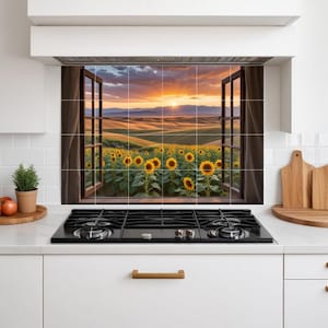 Puede incluir: Un mural de azulejos para la cocina que representa una puesta de sol sobre un campo de girasoles. La imagen muestra un marco de ventana de madera con contraventanas abiertas, revelando un paisaje de colinas y un cielo brillante y colorido.