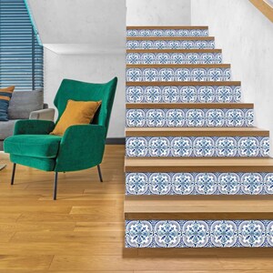 Puede incluir: Un conjunto de pelda&ntilde;os de escalera con estampado azul y blanco con un dise&ntilde;o floral. Los pelda&ntilde;os est&aacute;n hechos de un material duradero y son f&aacute;ciles de instalar.