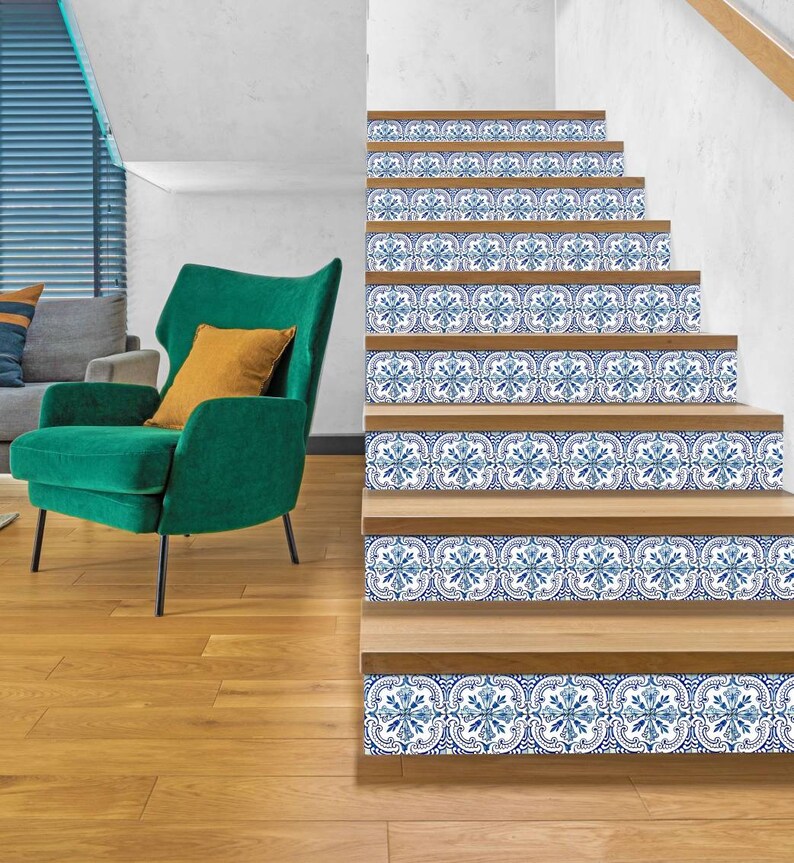 Puede incluir: Un conjunto de pelda&ntilde;os de escalera con estampado azul y blanco con un dise&ntilde;o floral. Los pelda&ntilde;os est&aacute;n hechos de un material duradero y son f&aacute;ciles de instalar.