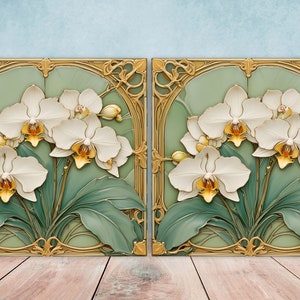Puede incluir: Dos azulejos cuadrados de cerámica con un marco dorado decorativo y un fondo verde. Cada azulejo presenta una orquídea blanca con centros amarillos y hojas verdes.