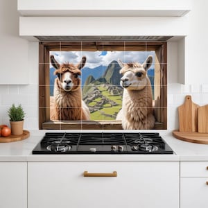 Puede incluir: Un mural de azulejos para salpicadero de cocina con dos llamas mirando por una ventana a Machu Picchu. Las llamas tienen pelaje marrón y blanco. El fondo muestra un paisaje verde y cielo azul.