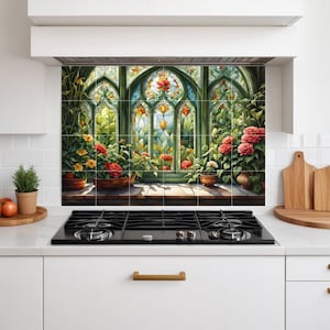 Puede incluir: Un protector contra salpicaduras de cocina con un diseño de vidriera que representa una escena de jardín. La obra de arte muestra flores rojas y amarillas en macetas de terracota, con vistas a una escena exterior soleada. El diseño añade un toque de elegancia a la cocina.