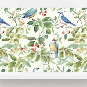 Puede incluir: Panel decorativo con un patrón repetido de pájaros coloridos posados en ramas frondosas con bayas rojas. Los pájaros tienen acentos azules, amarillos y rojos, sobre un fondo crema.