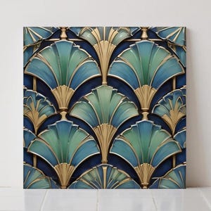 Peut inclure: Tableau carré avec un motif répétitif de ventilateur Art Déco. Le design utilise des nuances de bleu et de vert avec des détails dorés, sur un fond bleu foncé. L'œuvre d'art a un effet tridimensionnel.