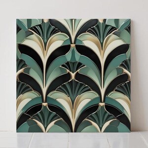 Può includere: Una piastrella quadrata con un motivo a ventaglio Art Déco ripetuto. Il design presenta una combinazione di nero, verde acqua e crema con accenti dorati. La piastrella è probabilmente per l'uso in una cucina o in un bagno.