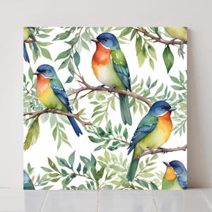 Könnte beinhalten: Aquarellmalerei mit bunten Vögeln auf Ästen mit grünen Blättern. Die Vögel haben blaue Köpfe, orangefarbene Brust und grüne Flügel. Der Hintergrund ist weiß.