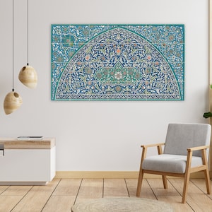 Op de afbeelding: Een blauwe en groene betegelde boog met ingewikkelde bloemmotieven. De boog wordt omlijst door een witte muur en een houten vloer.